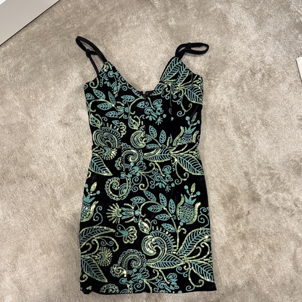 Cosmopolitan Sequin dress size xs - zip back
